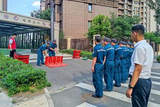 国王官方：韦津科夫遭遇右脚踝三级扭伤 4-6周后重新评估