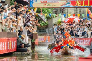 国足菱形中场将进攻最大化！中场频繁换位，不再放生新加坡队