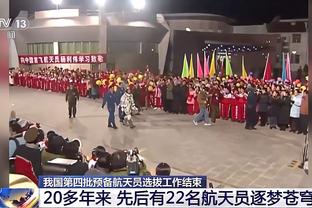 在国米夺冠庆祝活动中，巴雷拉和恰尔汗奥卢阻止球迷们辱骂特奥